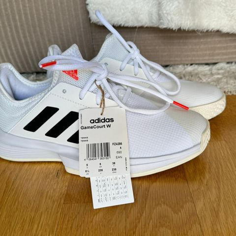 Helt nye Adidas tennis sko!