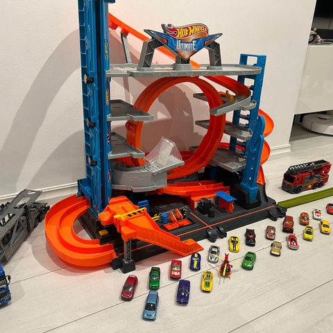 Hotwheels ultimate garage