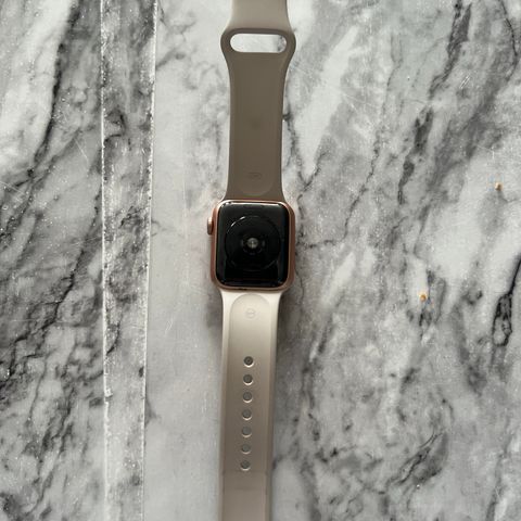 Apple Watch SE 40mm Aluminium og ceramic case