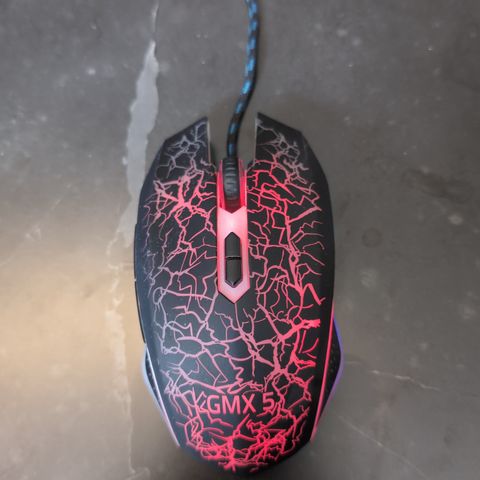 PC mus som lyser rødt.