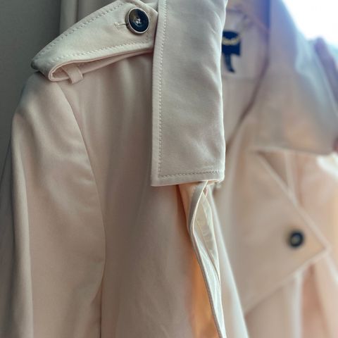 Karen Millen: trenchcoat (str 44, føles som str 42)