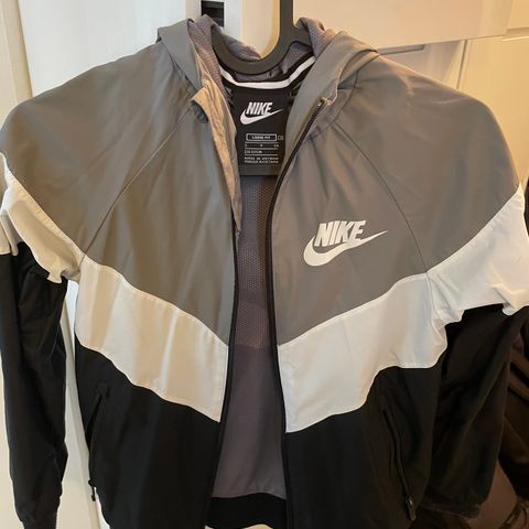 Nike jakke med hette 128-137 cm (S)