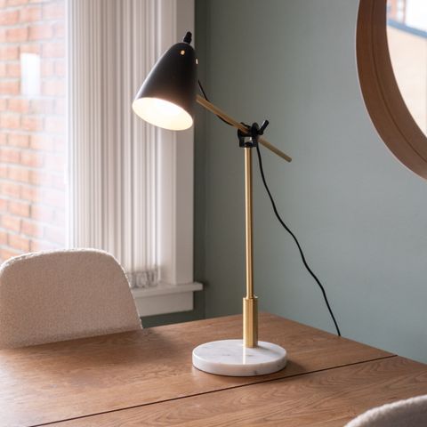 Elegant bordlampe i sort og gull med marmorsokkel