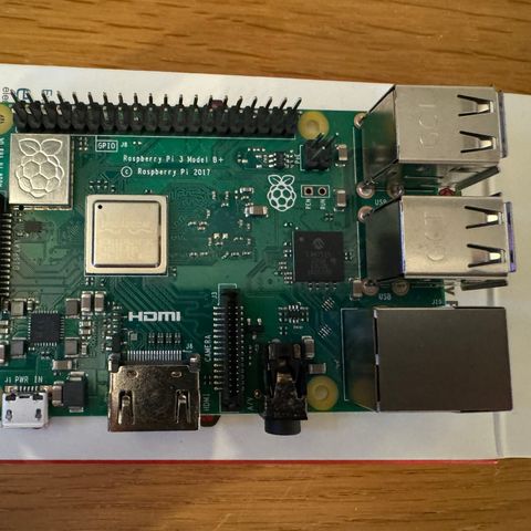 Raspberry Pi 3 B+ med Sense HAT