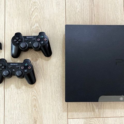 PS3 PlayStation 3 m/ 2 kontroll og kontroll-tastatur + 1 PS3 spill+4 PS2 Spill
