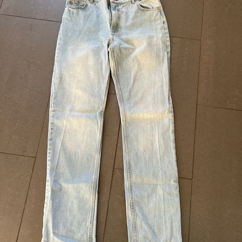 Lyse jeans fra NLY i størrelse 40.