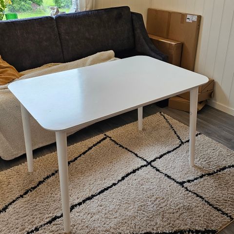 Hvitt spisebord