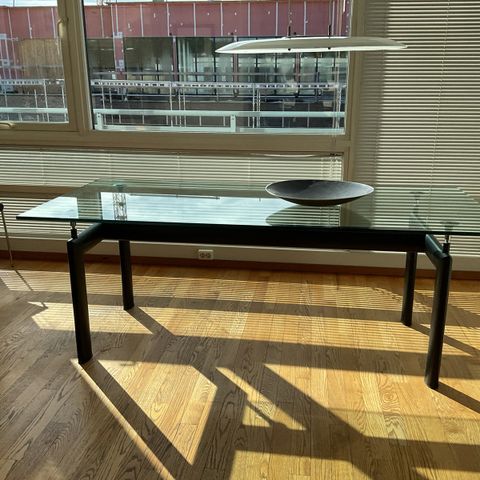 le corbusier spisebord med spesiallaget glassplate i mål 90- gange 200cm