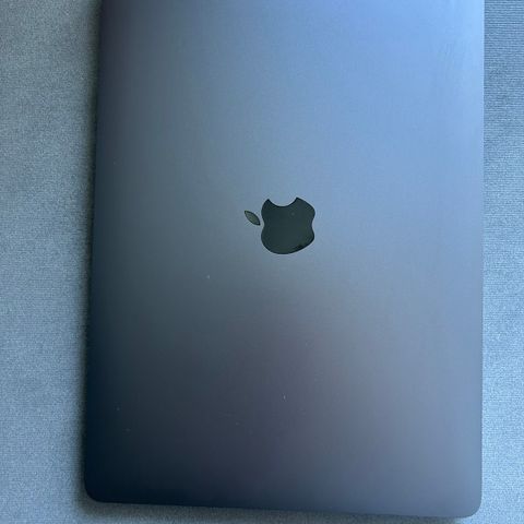 MacBook Air - kjøpt juni 2019, stellar grey