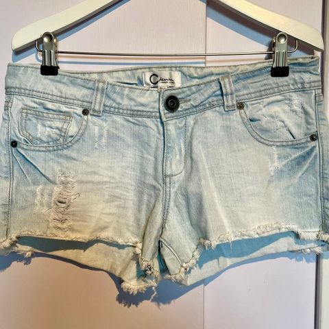 Fin blå shorts i denim!