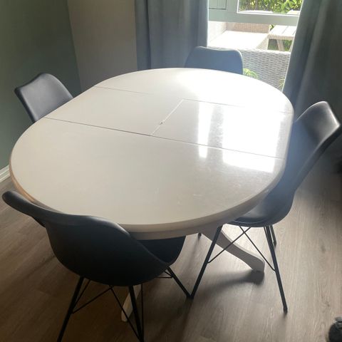 Spisebord og 4 spise stoler