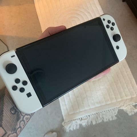 Lite brukt Nintendo switch OLED selges.