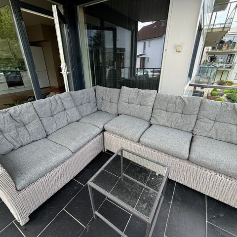 Stor og fin hjørnesofa til balkong/terrasse