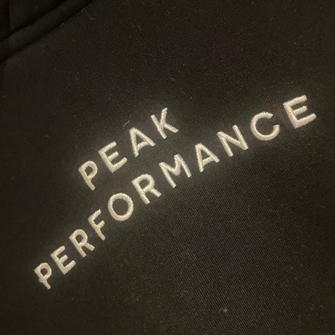 Peak performance hoodie selges.