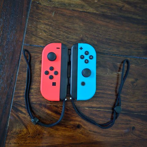 2 stk Nintendo Switch kontrollere med ladestasjon selges