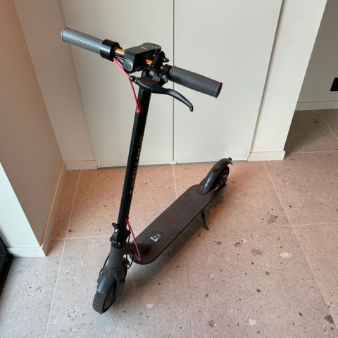 E-WHEELS E2S V2 sterk og  fin 30km/t sparkesykkel selges