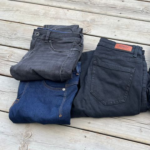 To stk jeans strl 28 og en stk strl 38.