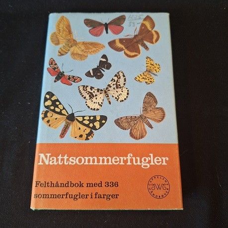 Nattsommerfugler – Felthåndbok med 336 sommerfugler i farver – Leif Lyneborg