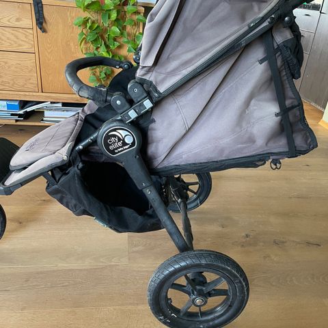 Baby jogger vogn, mye bruk igjen. Følger med liggedel, myggnett og drikkeholder