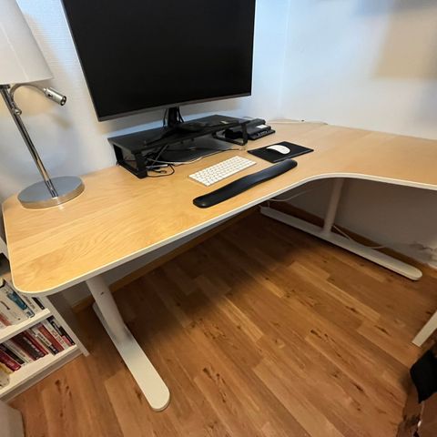 Stort og praktisk skrivebord