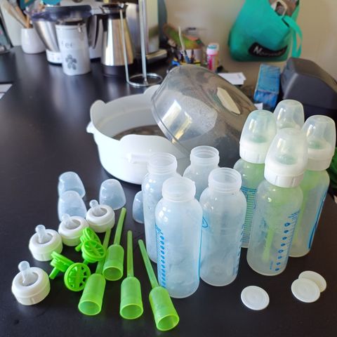 Tåteflasker og flaske vasker gis bort mot henting.