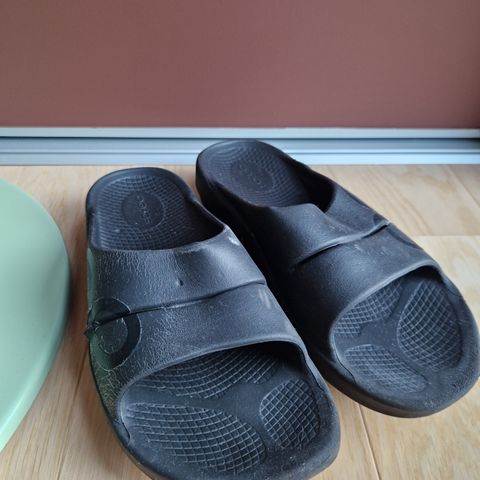 Oofos sandaler for restitusjon