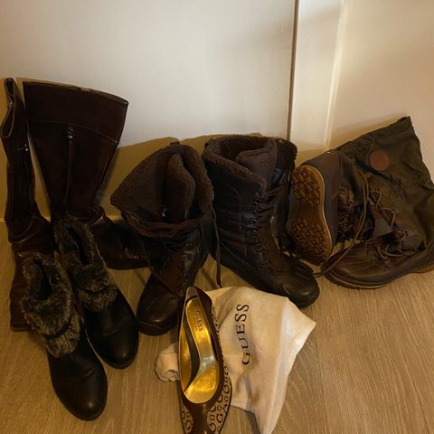 Diverse pent brukt sko, støvletter og pumps