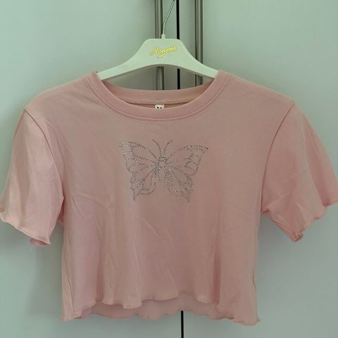 Søt cropped tskjorte med sommerfugl detaljer