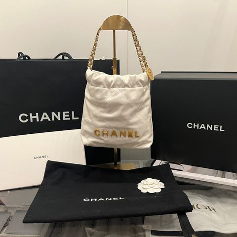 Chanel Mini 22