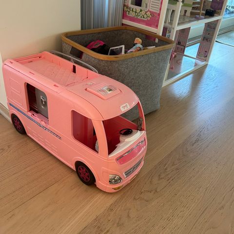 Barbiehus med bobil, biler og masse barbiedukker🌸