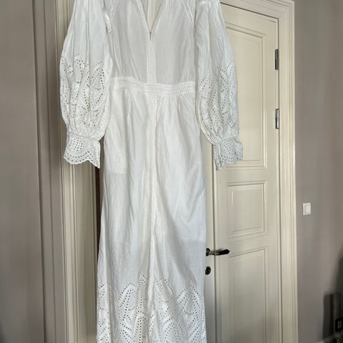 Pia Tjelta hvit lang kjole selges