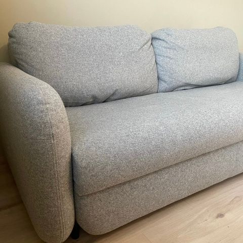 Pen Bolia Fluffy sovesofa i ullstoff tilsalgs.