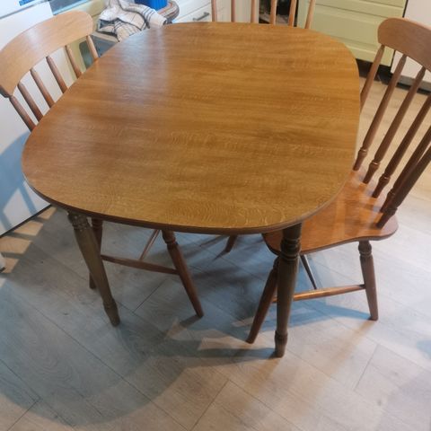 Kjøkkenbord og 3 stoler