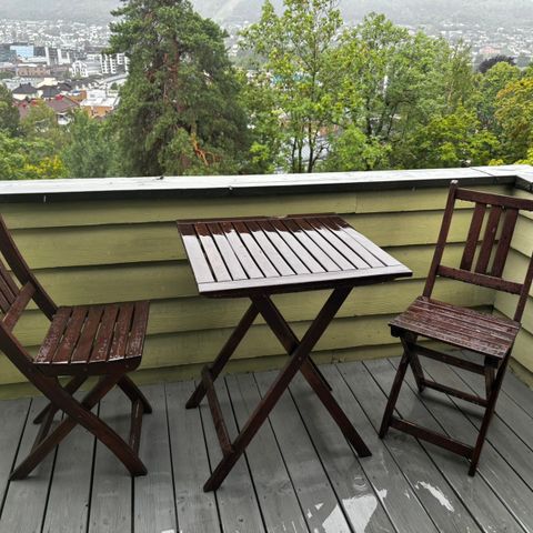 Selger bord og to stoler fra IKEA