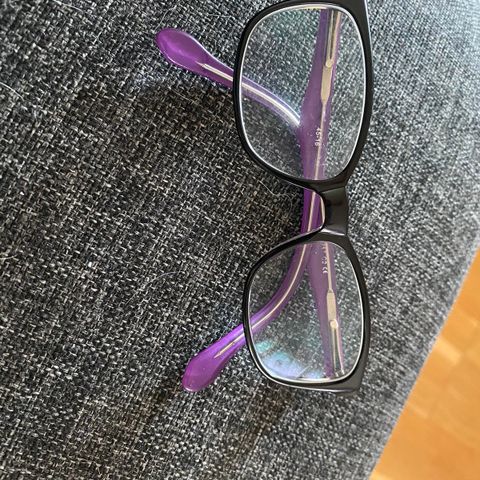 Super fine briller til barn.(ca 4-6 år) svart og lilla