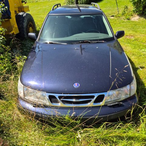 Saab 95 Aero, høystbydende over søppeldynga.