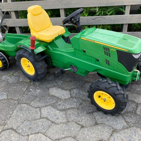 John Deere 6210R tråtraktor med gummihjul og henger