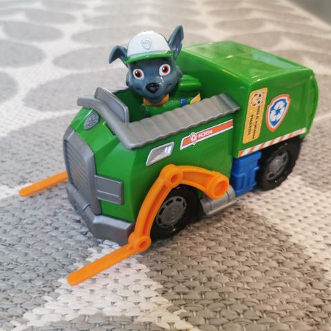 Rocky fra paw patrol med kjøretøy