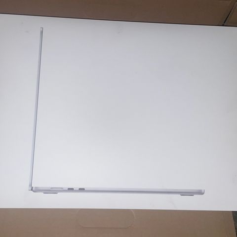 MacBook Air 2024 15.3 ( M3/512GB/8GB RAM)