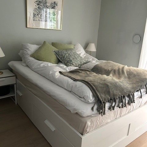 IKEA Brimnes seng med oppbevaring 160x200 cm og pocketfjær madrass