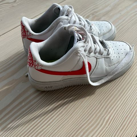 Kule Nike Air Force 1 med rød stripe selges.