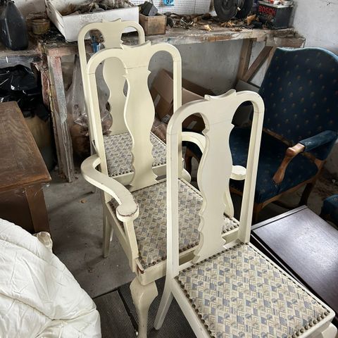Hvite stoler i tre