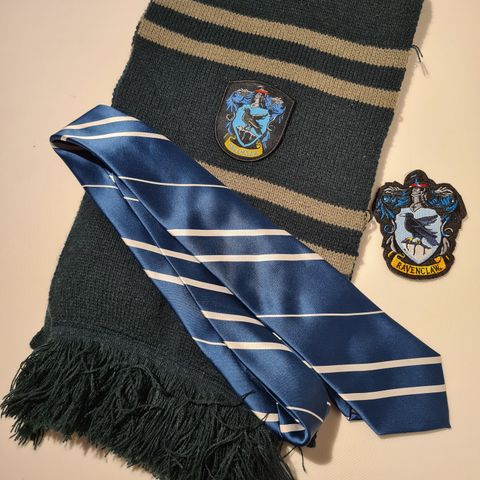 Harry Potter Ravenclaw /  Ravnklo, skjerf, slips og symerke.