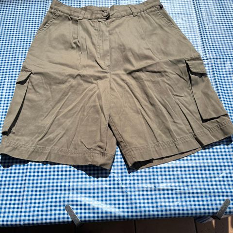 Red//Green Military Look shorts, størrelse 40