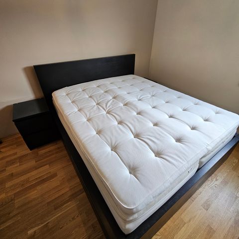 Ikea Malm med madrasser, 4 sengeskuffer og 2 nattbord, brunsvart, 160x200 cm