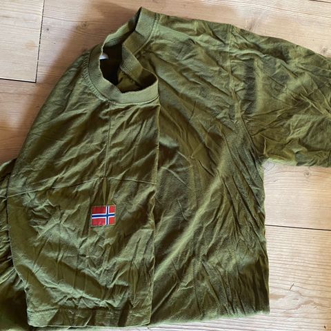 Forsvarets T-shirt med Norgesflagget på høyre arm