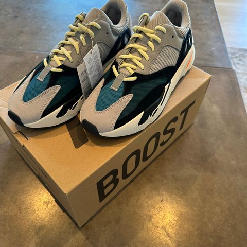 Yeezy 700 v2 Waverunner 44 2/3