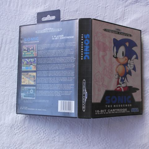 Sega Mega Drive- Sonic 1- komplett med manual og eske (m/hangtab) i fin stand.