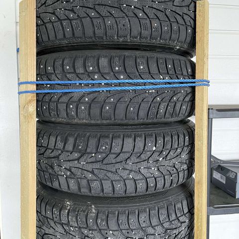 Vinterdekk 185/65 R15 m/pigg