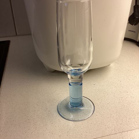 Hvitvinsglass med blå stett ønskes kjøpt